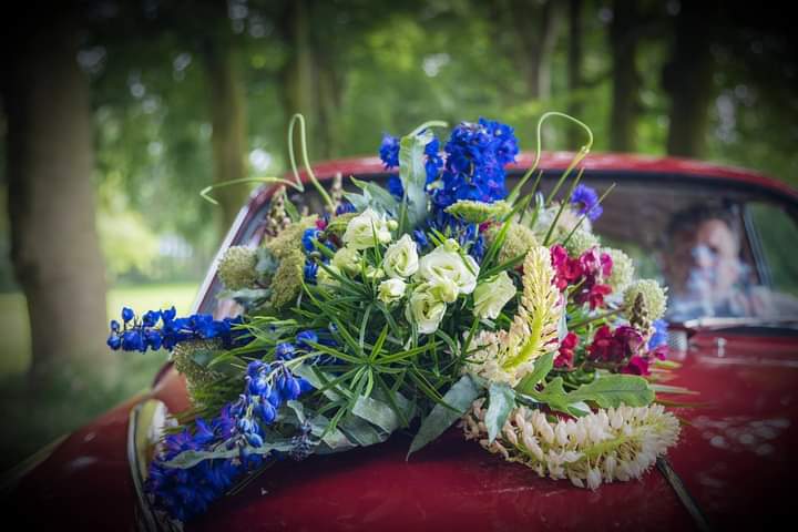 bloemen-versiering-op-auto