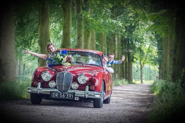 bloemen-versiering-op-auto